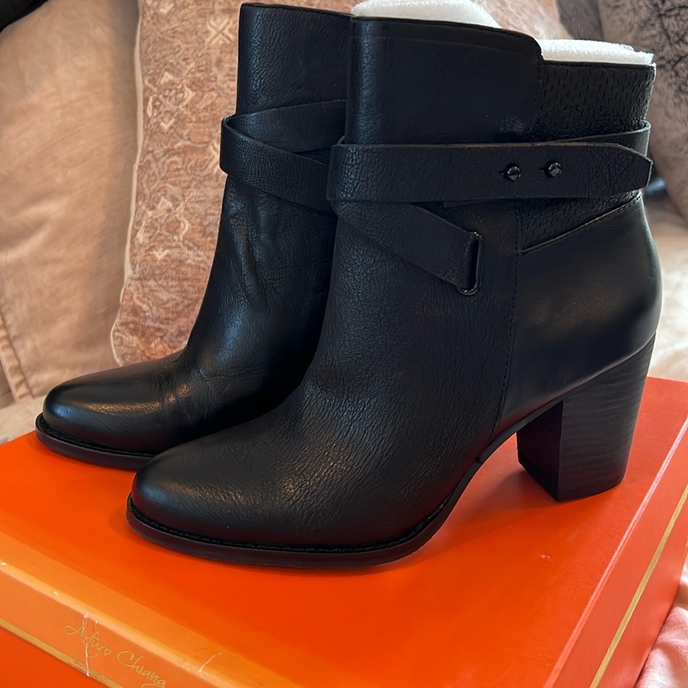 Black ankle boot with heel